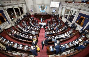 ¡Histórico! El Congreso cede a la presión social y congela el precio de la gasolina